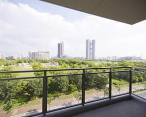 透明のガラス手すりから明るい陽光がたっぷり届きます。