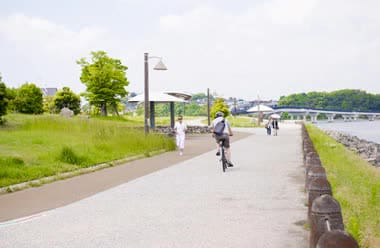 住民が海を身近に感じられる海辺の遊歩道。