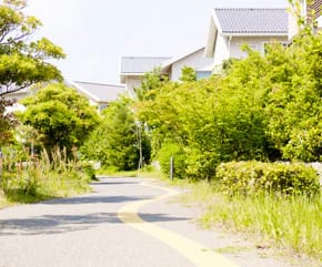 公共空間の積極的な緑化によって、点在する緑道・緑地・公園を緑のネットワークで結び、地域の回遊性を高めています。