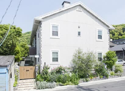 建物の建ち上がり部分を植栽がつつみこみ、表情豊かなファサードに。