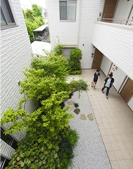 緑がもたらす潤いが、入居者様の日々の暮らしを彩ります。