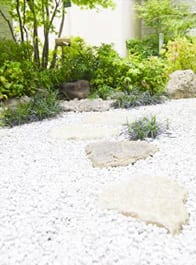 計画前の住宅に在った水鉢を残し、土地の物語を継承。