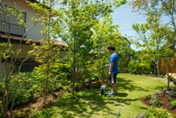 リビング前の芝生の庭は、特にお子様のお気に入り。​