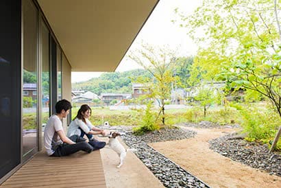 山並みを眺めながら愛犬と過ごす贅沢な時間