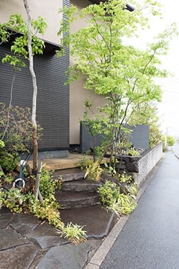 この土地らしさを大切にしたいという思いから、ご夫婦は、地元の石材を選ぶなど素材の選定にもこだわりました。