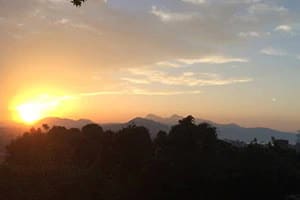 夕焼けも月もわが家の愛しい眺め
