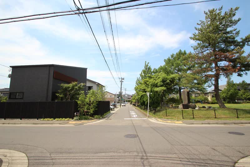 東隣りの街区公園は永久緑地として存続。