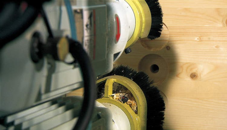 ■プレカット　構造用金物を取り付ける孔も、コンピュータ制御で一つひとつプレカット。