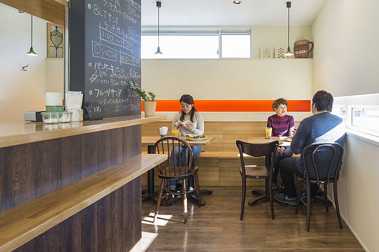インテリア好きで、「エル・デコ」を愛読するご主人。カフェスペースはじめ、店舗はご主人が温めてきたイメージを表現