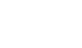 エントランスから内部に入ると一変して、光を感じる空間としています。足元には地窓越しに坪庭が見え、正面の視線の先には、シースルー階段越しに中庭が見えるよう設計。吹抜け階段からも明かりがこぼれ、重厚な外観と、明るく開放的な内部のコントラストを際立たせています。