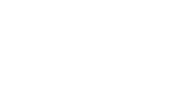 石張りのフレームで重厚感を出したファサードは、夕刻になると縦格子からやわらかな明かりがこぼれ風情を醸します。木調ルーバーは内側に配管や樋などを通すことで、外観をすっきりと見せ、袖壁のボーダータイルとともに、道行く人のアイストップにもなっています。