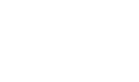 力強く枝を広げた樹木に合わせて、建物の配置や形を落とし込んでいきました。想定以上に根を張った木を守るために、デザインを変更するなど、苦心したアプローチ。樹齢70年の楠の存在感にふさわしく、自然石の階段で入居者を迎えています。