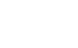 階段脇の壁はボーダータイルで質感を出し、各階のアイストップには美術品をディスプレイするコーナーを設けました。1階の坪庭には旧家の庭を飾ってきた灯篭や蹲も配して、四角く切り取られた一幅の画のように見せ、繁華街の立地を忘れ心落ち着く空間を演出しています。