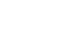 足元に施した石張りや植栽が、陽光を受けて晴れやかに導く明るいアプローチ。アクセントゲートと、通りから角度をつけたエントランス配置によって、開かれた空間でありながら、パブリックスペースとは一線を画すプライベート感を生んでいます。夜にはゲートに埋め込んだ照明がアプローチを照らします。
