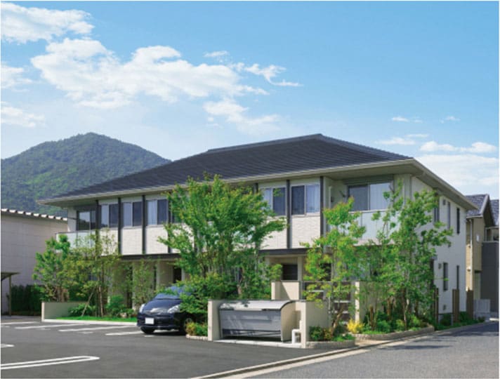 戸建住宅が多い周辺とも調和する2階建ての重層テラス。