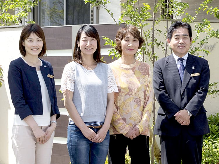 左から設計の黒田、オーナーさまご家族、営業の鶴岡