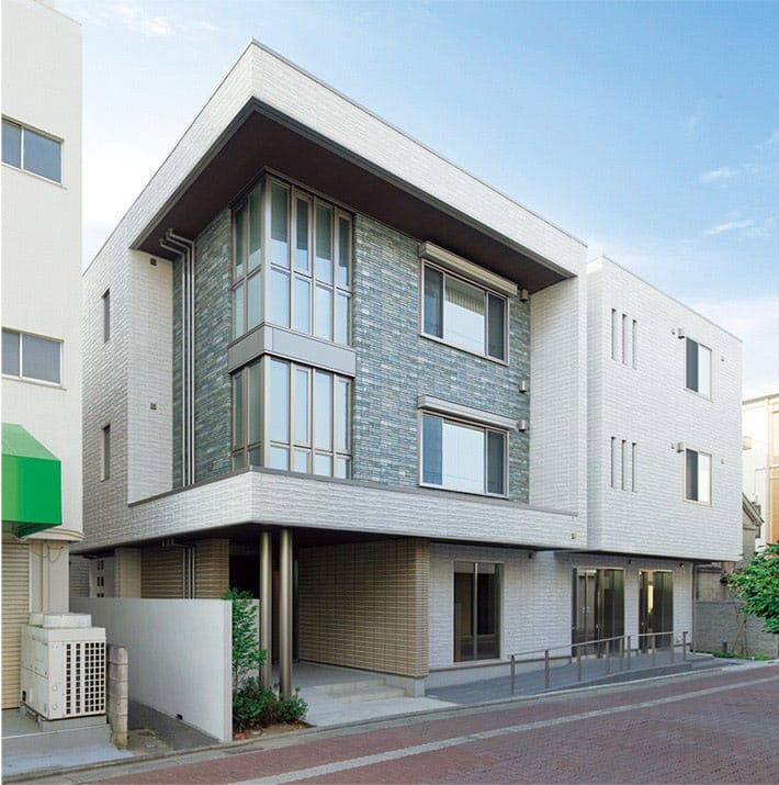 駅前商店街の中に建つベレオ。住宅としての落ち着きと、1階の店舗を通りにアピールできるファサード。