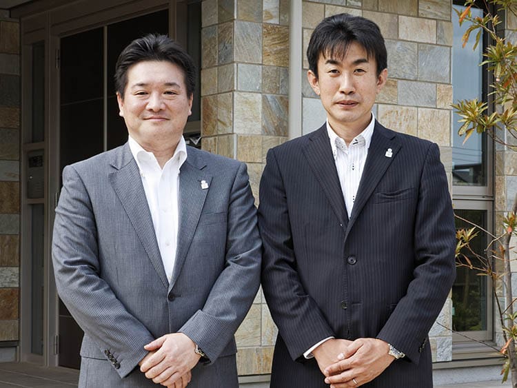 左から営業の高橋、設計の川村