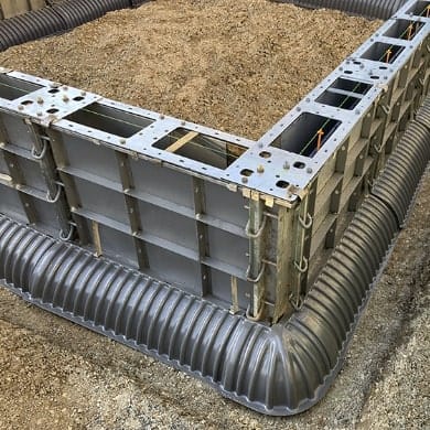 専用型枠と定規で精度の高い基礎を施工