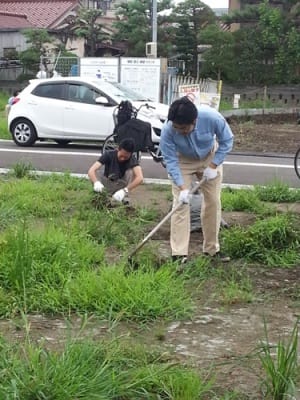 草と闘う社員
