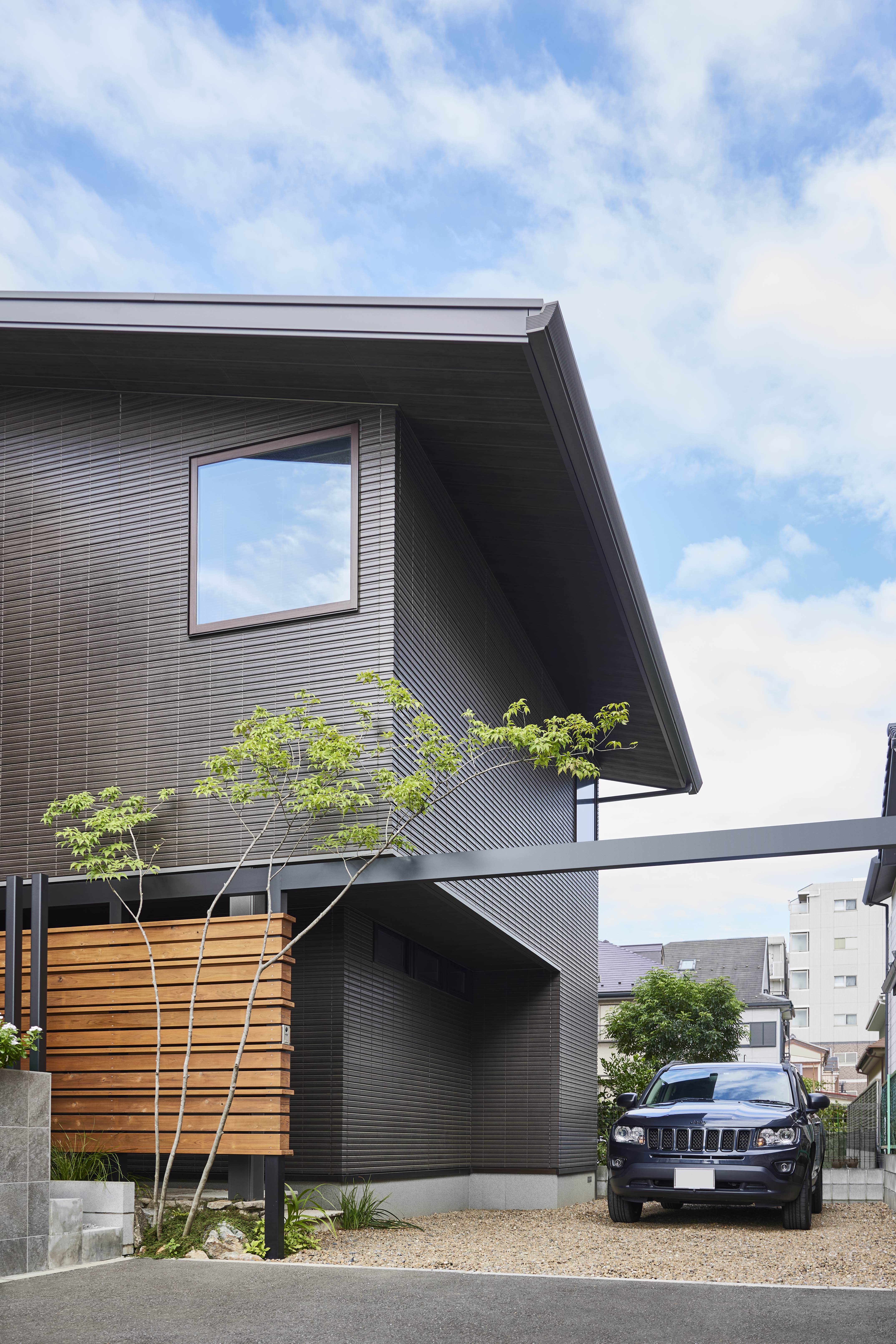 周囲になじむ“威張らない家”を目指し、建物全体の高さをできるだけ抑えるように設計している